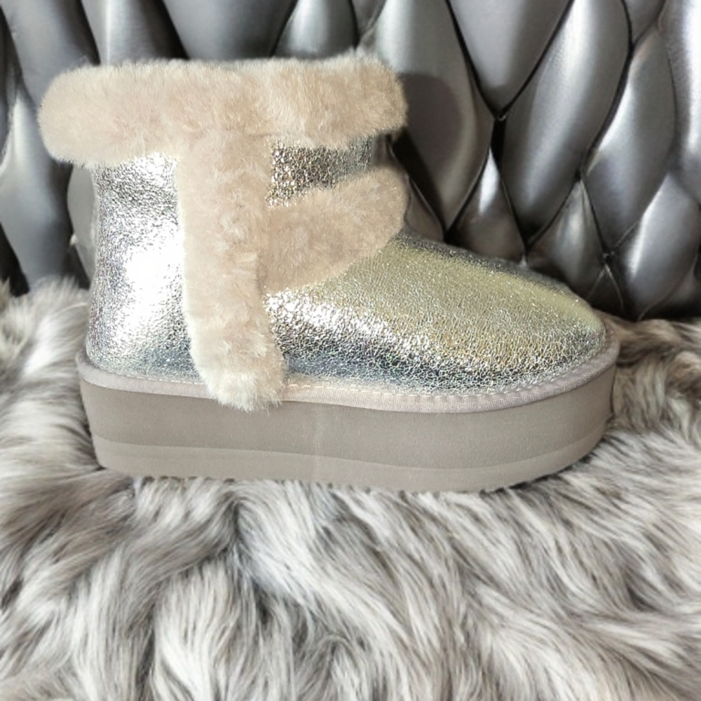 🚌 ✏️ 🍎Silver Faux Fur Platform Boots